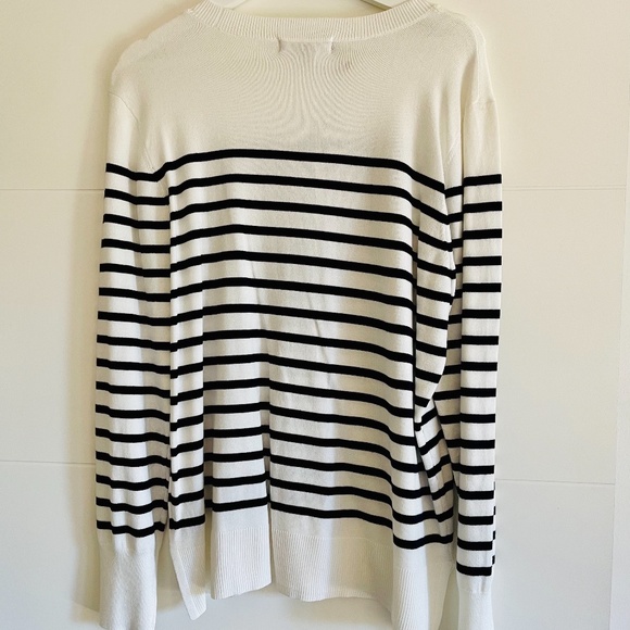 ๐ Ladies lightweight Sweater with the words LOVE ๐ NWT - Picture 9 of 10
